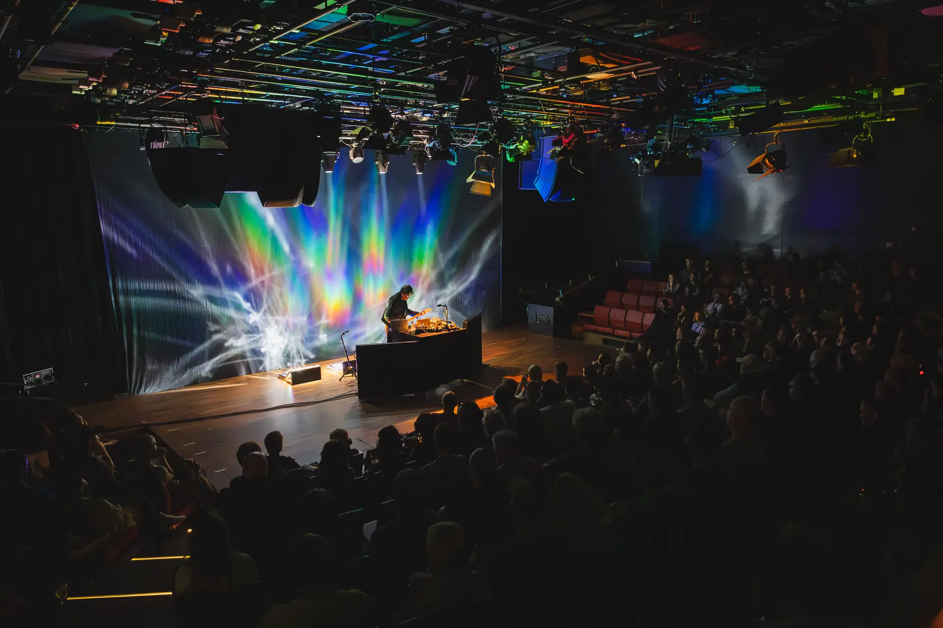 concert bimhuis stage design rainbow light band